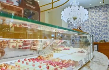 Photo en gros plan de la vitrine du restaurant